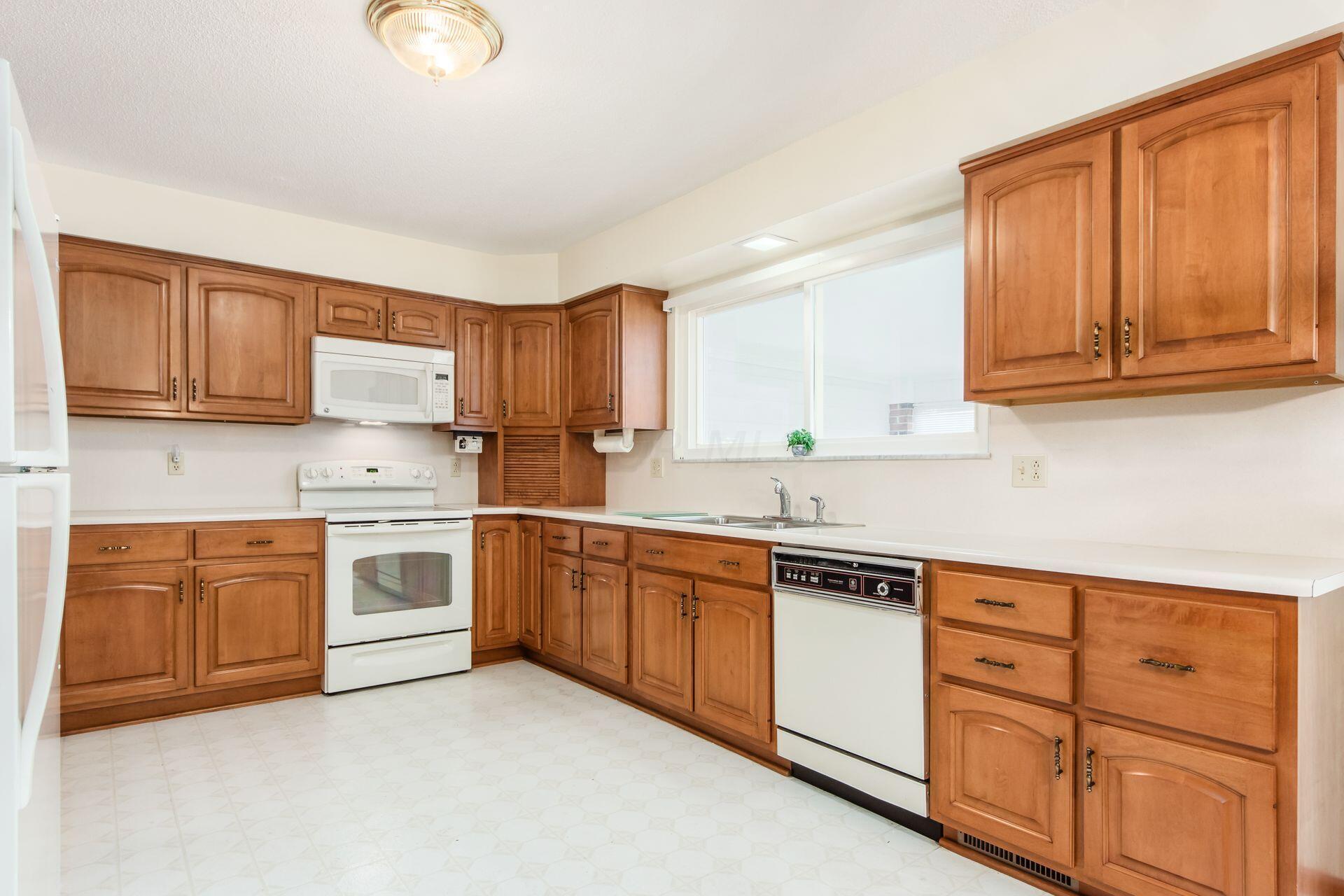 4811 Manitoba Road Columbus, OH 43229 - Photo 10 of 35 Kitchen