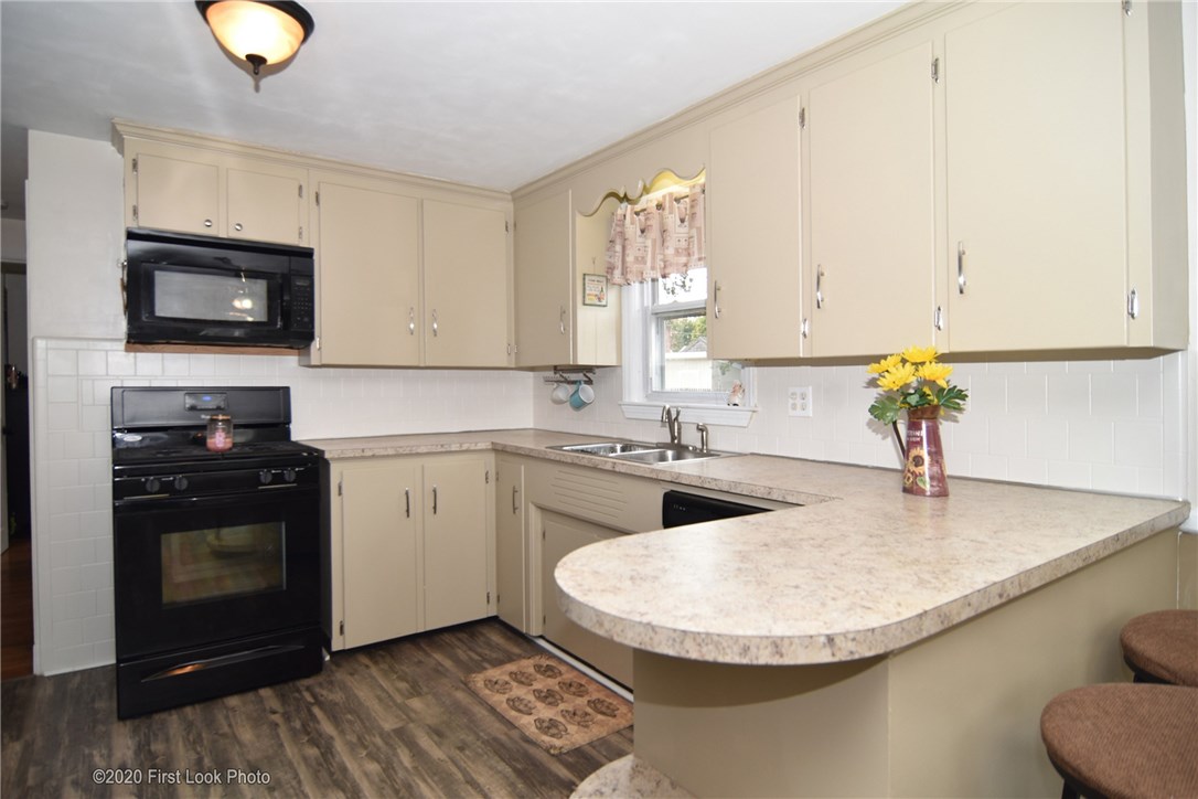 387 Maple Street Warwick, RI 02888 - Photo 7 of 37 Kitchen