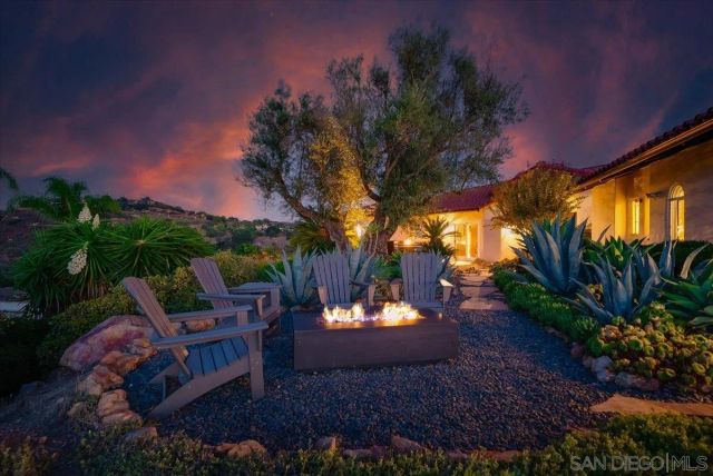 a view of a house with backyard and porch