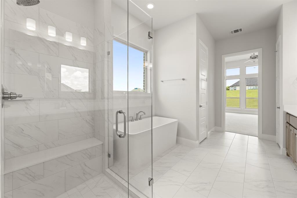 403 Spoonbill Road Sunnyvale, TX 75182 - Photo 21 of 34 a spacious bathroom with a bathtub and a shower