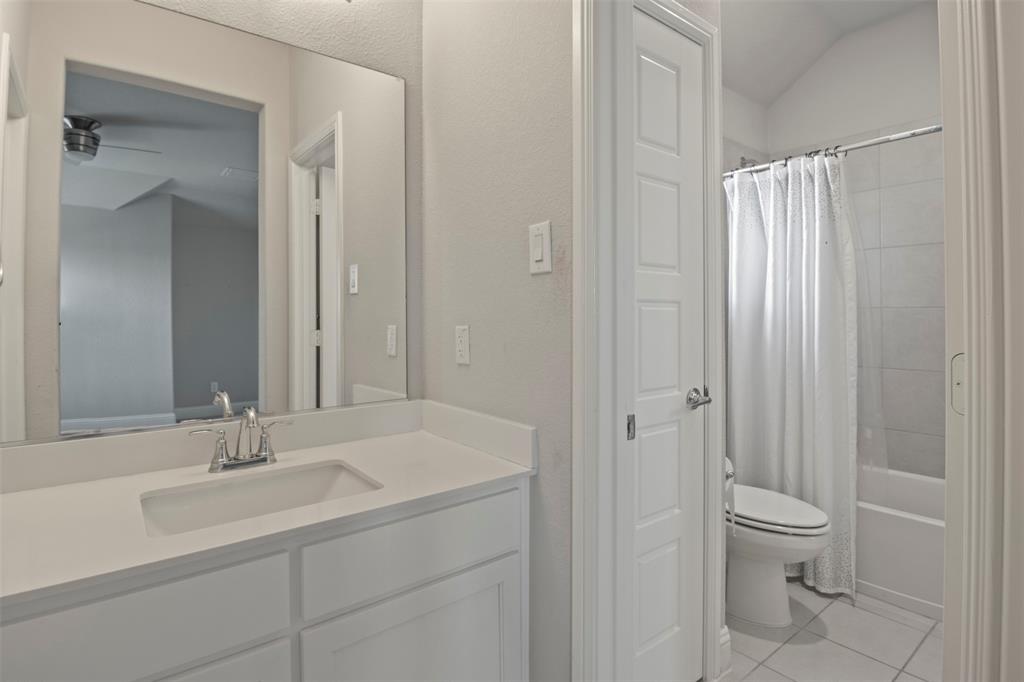 2195 English Ivy Road Frisco, TX 75033 - Photo 27 of 31 1st Upstairs Bathroom