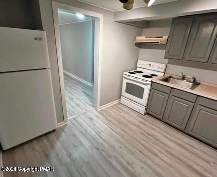 6663-6665 Highway 191 Cresco, PA 18326 - Photo 3 of 12 a kitchen with a stove and a refrigerator