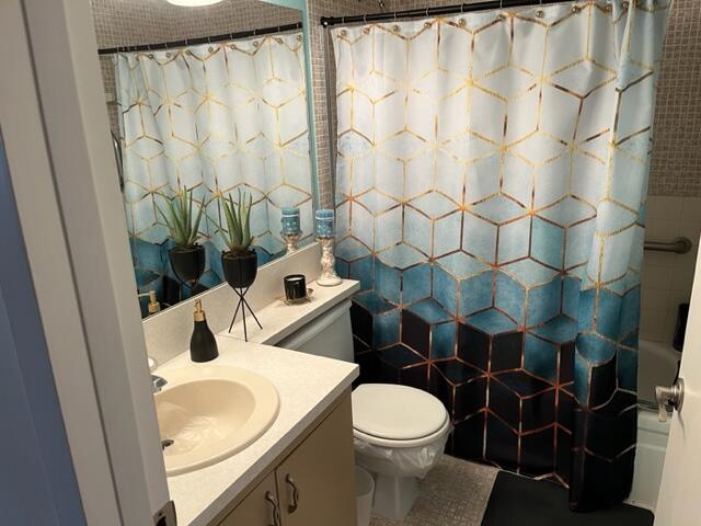 2016 Guildford East Boca Raton, FL 33434 - Photo 12 of 22 Full Bathroom