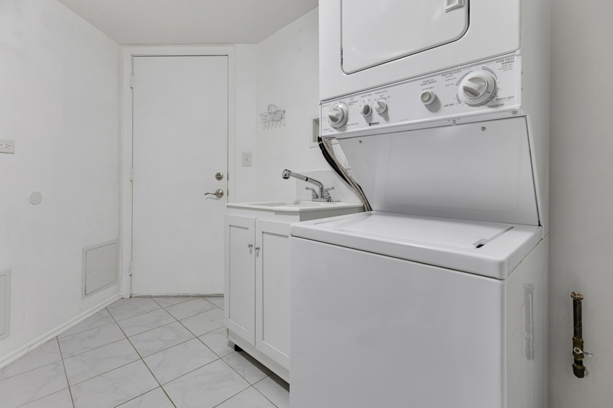 148 White Branch Court Buffalo Grove, IL 60089 - Photo 16 of 25 a utility room with dryer and washer