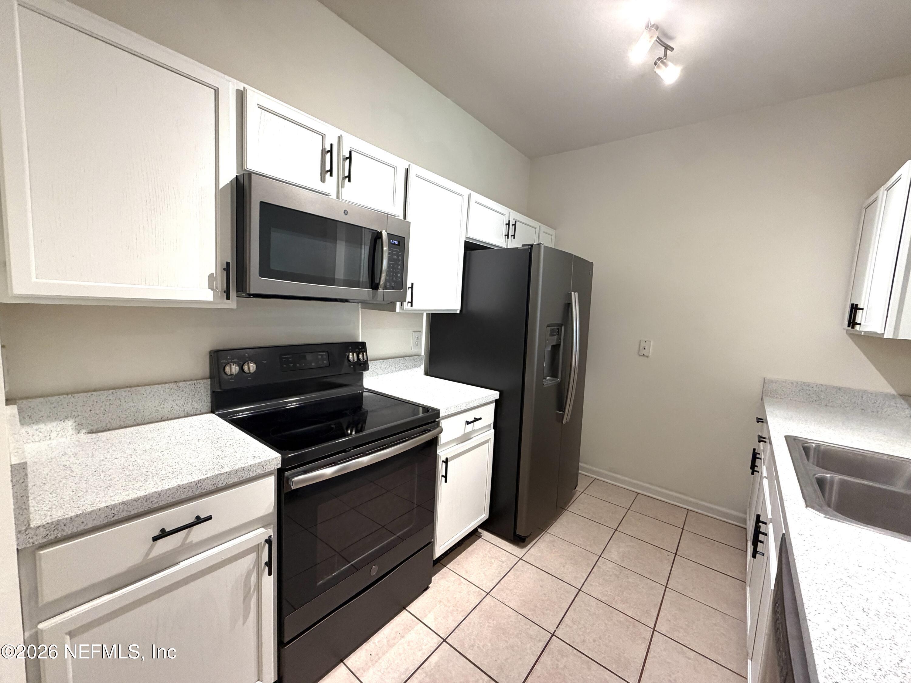 10550 Baymeadows Road, Unit 517 Jacksonville, FL 32256 - Photo 5 of 15 Kitchen 2