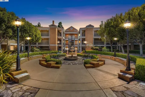 $798,888 | 401 South Norfolk Street, Unit 305, San Mateo, CA 94401