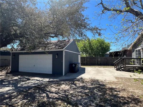 $1,800 | 3729 Lynda Lee Drive, Corpus Christi, TX 78418