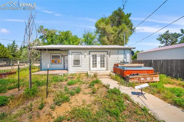 a view of a house with backyard and sitting area