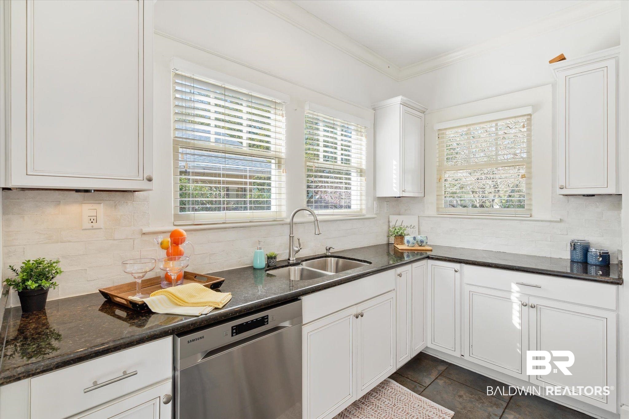 61 South Ann Street Mobile, AL 36604 - Photo 9 of 32