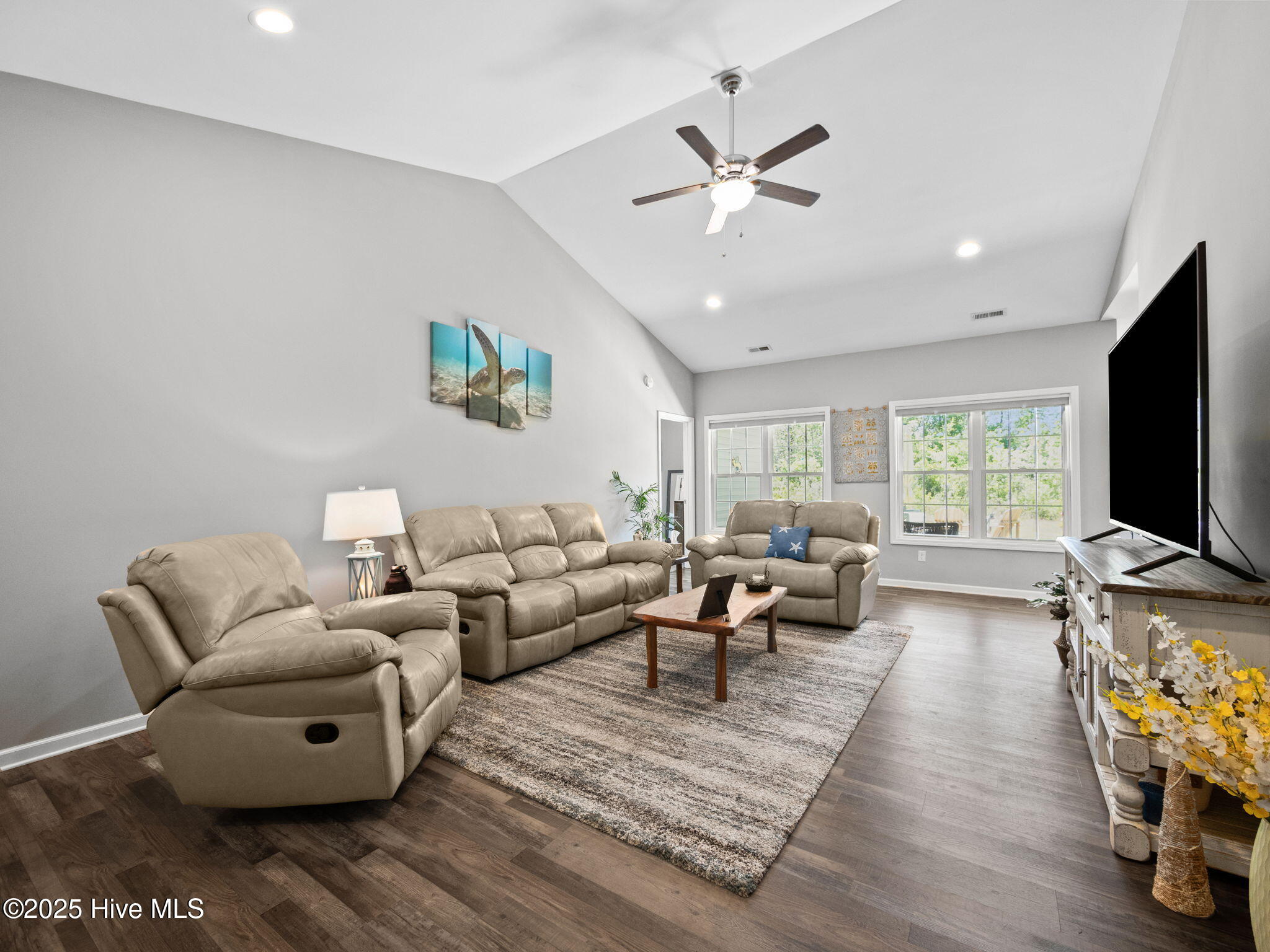 512 Hazelwood Drive Holly Ridge, NC 28445 - Photo 5 of 33 Living Room