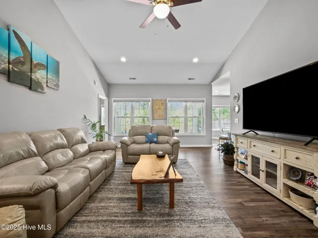 $1,800 | 512 Hazelwood Drive, Holly Ridge, NC 28445