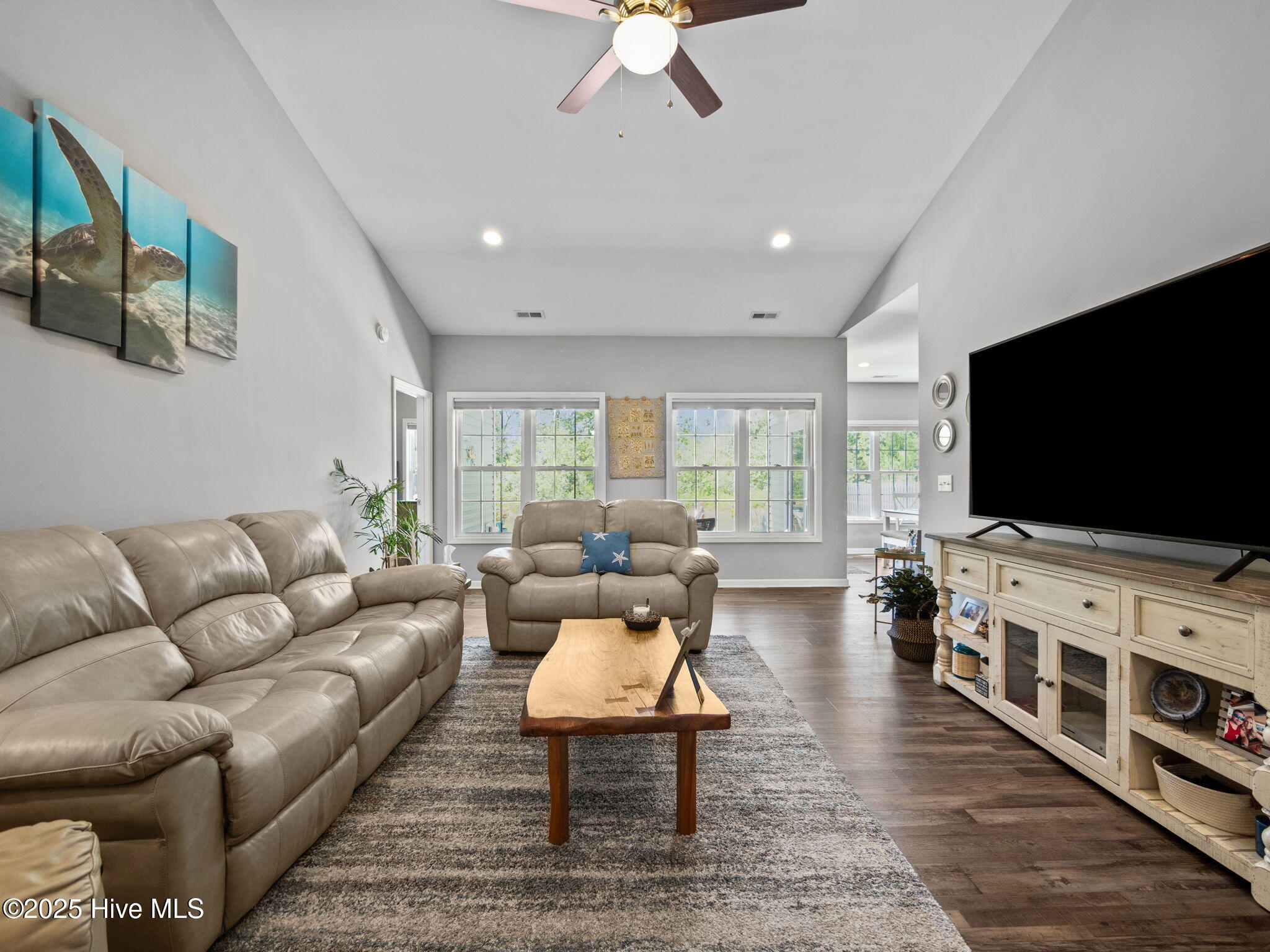 512 Hazelwood Drive Holly Ridge, NC 28445 - Photo 6 of 33 Living Room