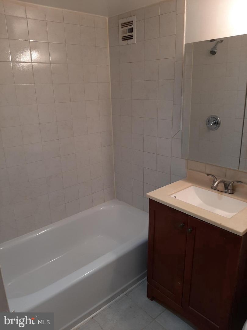 2500 North Van Dorn Street, Unit 419 Alexandria, VA 22302 - Photo 11 of 20 a bathroom with a sink and a bathtub