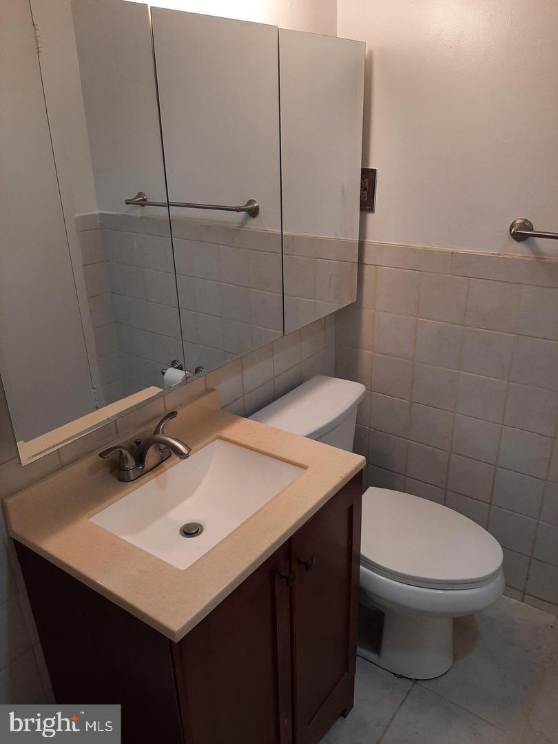 2500 North Van Dorn Street, Unit 419 Alexandria, VA 22302 - Photo 12 of 20 a bathroom with a sink toilet and mirror