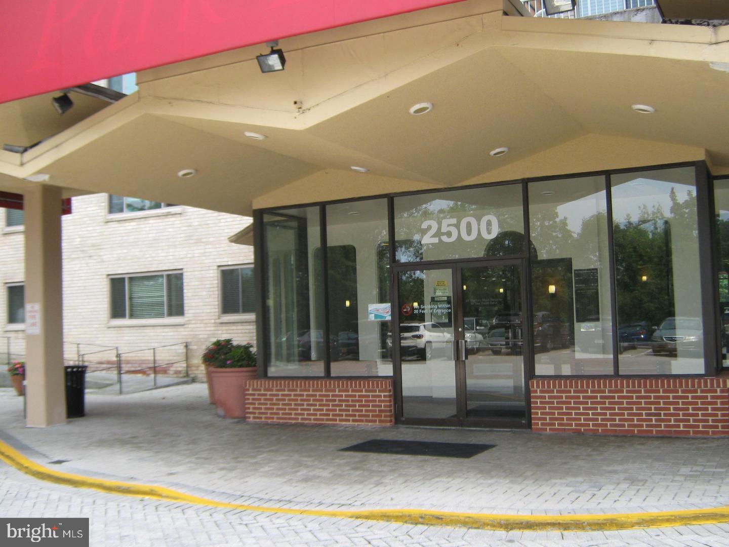 2500 North Van Dorn Street, Unit 419 Alexandria, VA 22302 - Photo 2 of 20 a living room with furniture