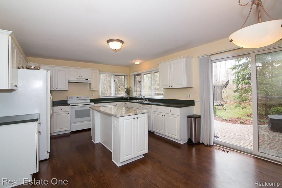 1778 Chase Drive Rochester, MI 48307 - Photo 10 of 36 9409_Chase_w.jpg