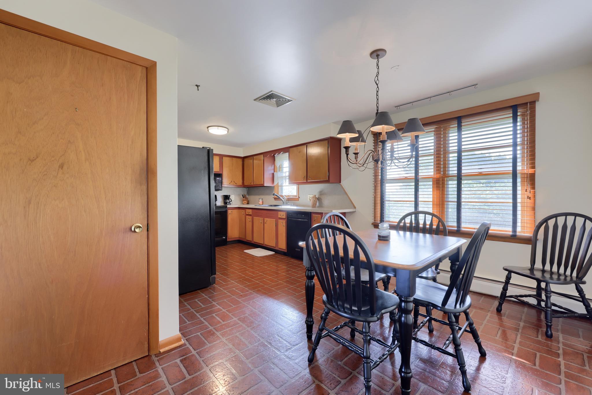 864 Sunnyside Road York, PA 17408 - Photo 9 of 35 Gallery Image 9
