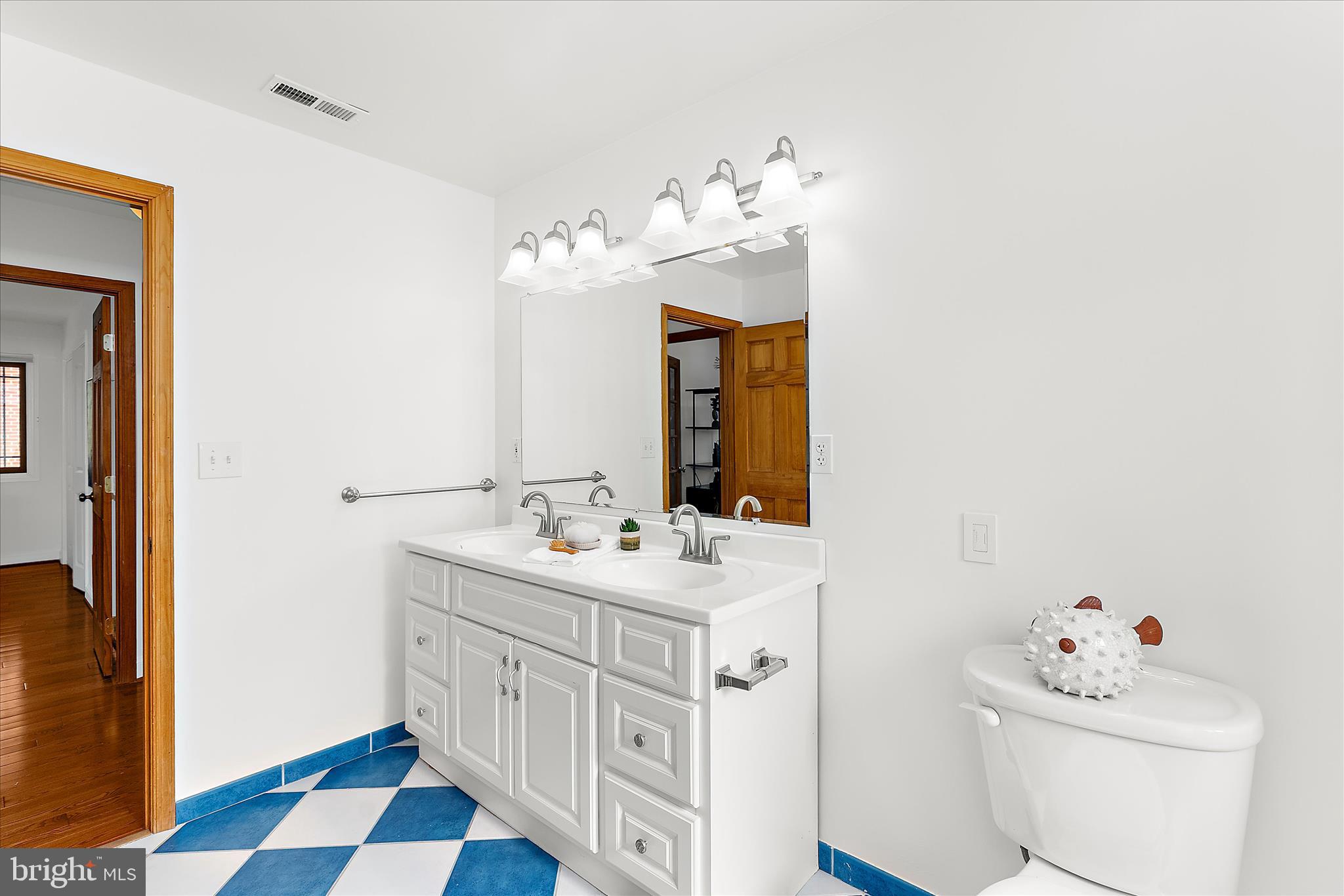 4717 Edgefield Road Bethesda, MD 20814 - Photo 38 of 85 Upper Bath 2