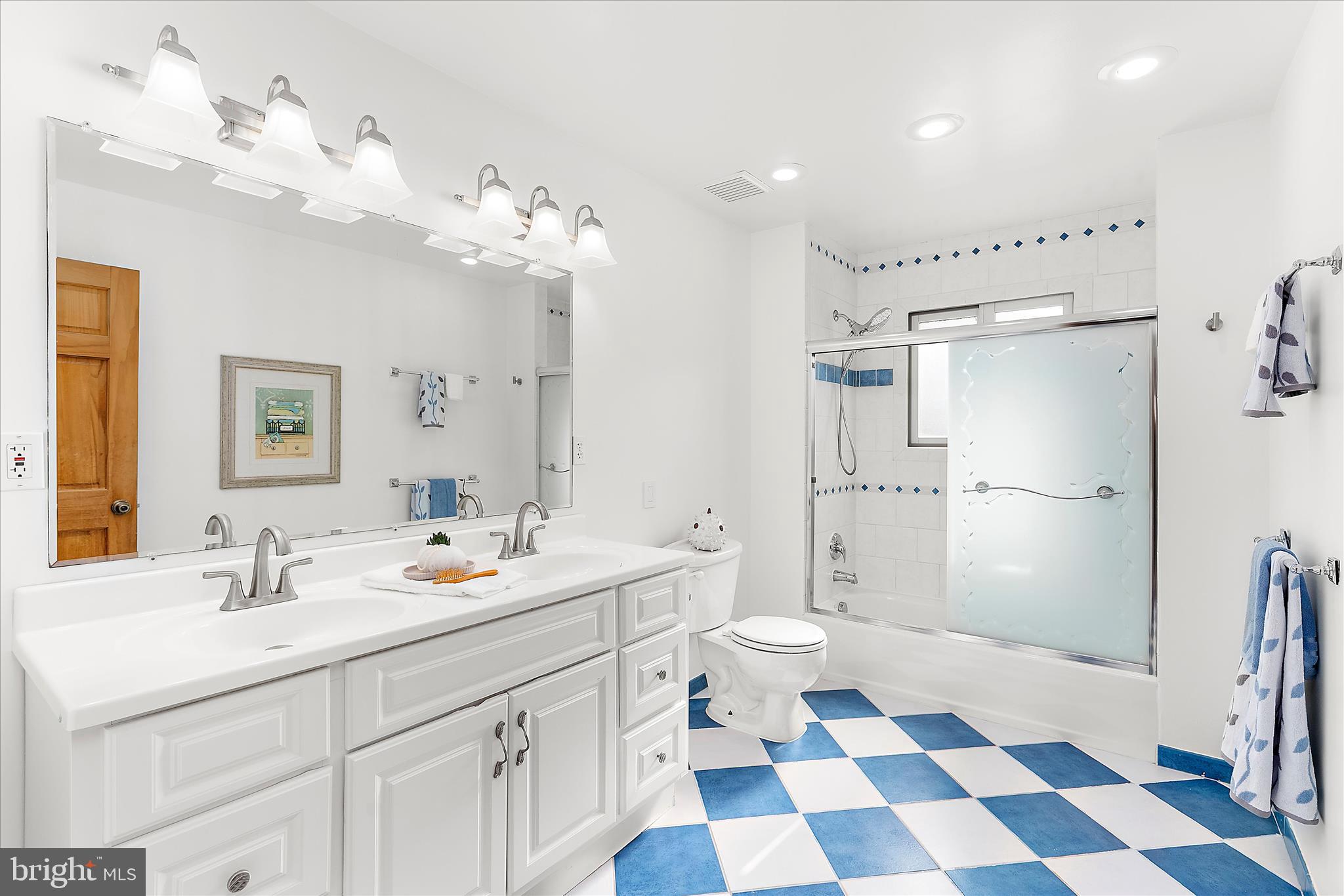 4717 Edgefield Road Bethesda, MD 20814 - Photo 39 of 85 Upper Bath 2