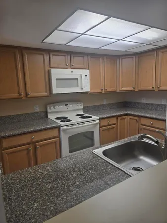 $1,600 | 3186 Via Poinciana, Unit 310, Lake Worth, FL 33467