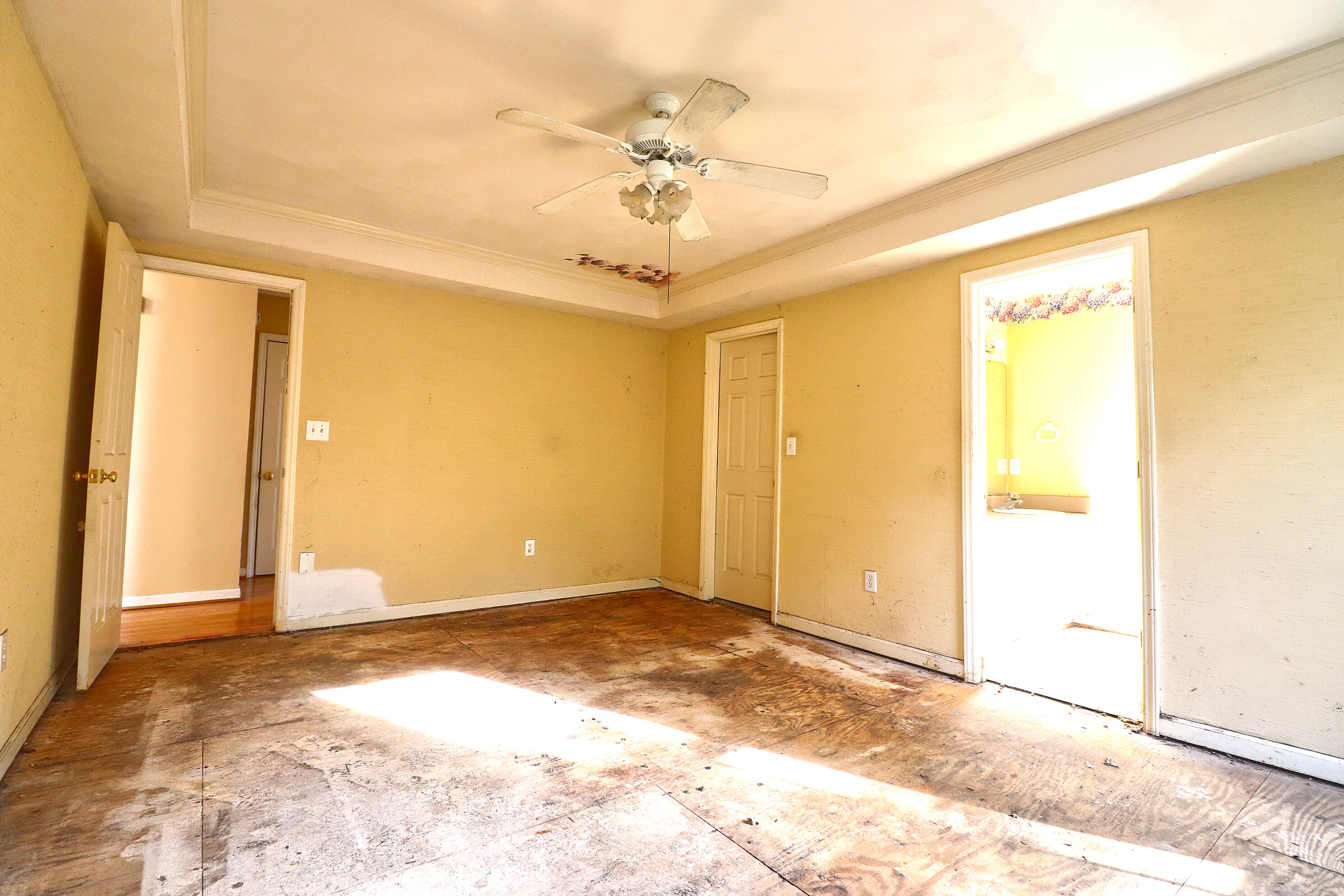 5630 Spring Meadow Drive Roanoke, VA 24018 - Photo 14 of 19 a view of a livingroom with a chandelier and a ceiling fan