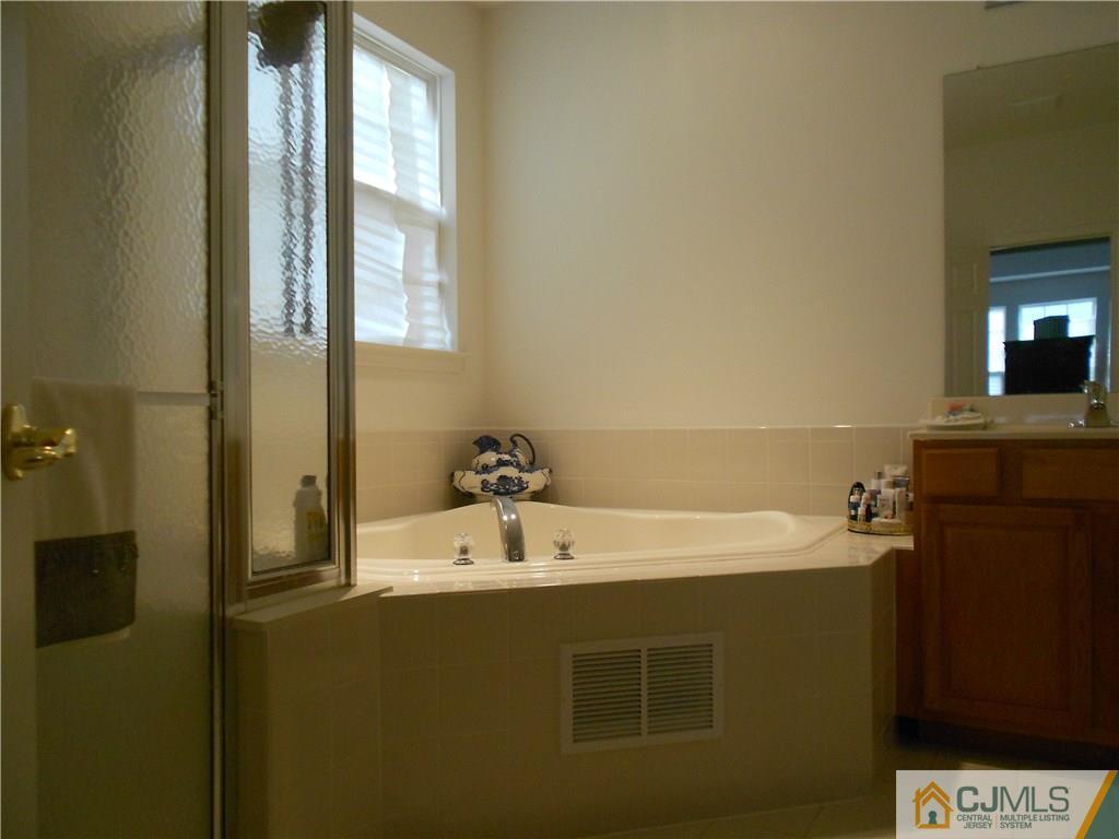 35 Pebble Creek Road Dayton, NJ 08810 - Photo 7 of 12 Gallery Image 7