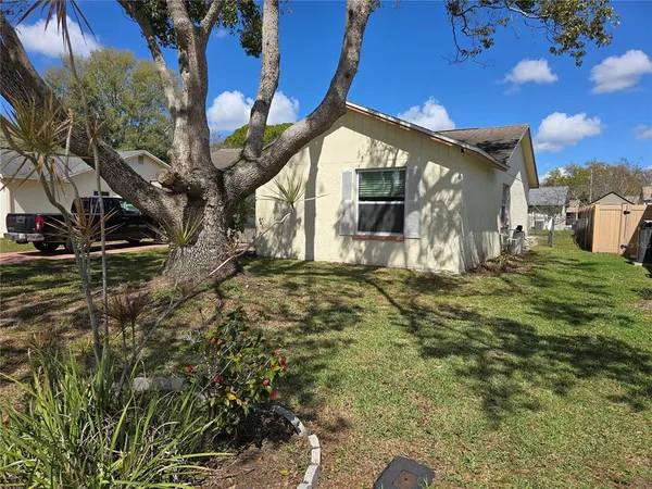 a view of a house with a yard
