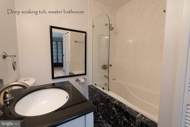 11302 Gatesborough Lane Reston, VA 20191 - Photo 18 of 30 Bath (Master)