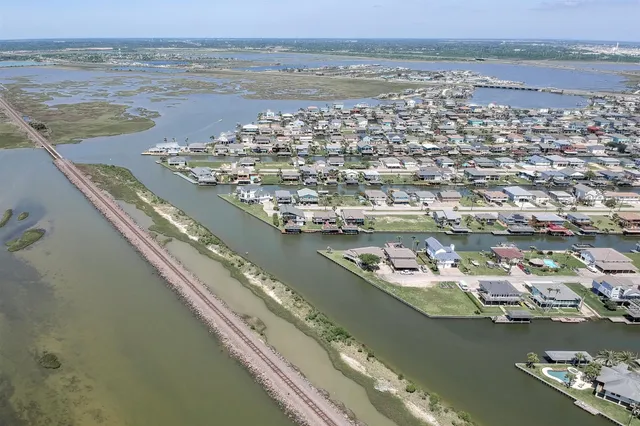 $474,900 | 1255 Sailfish Street, Bayou Vista, TX 77563