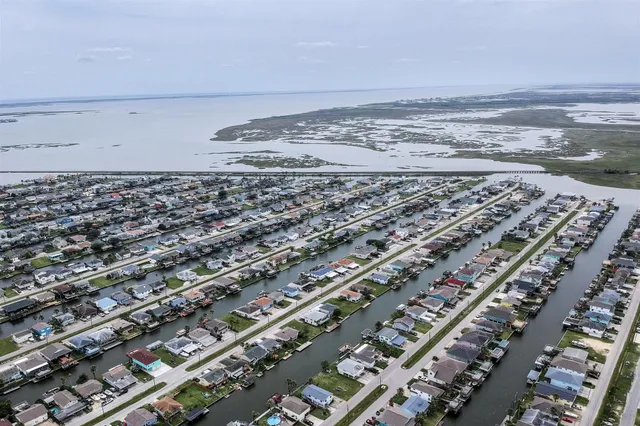 $474,900 | 1255 Sailfish Street, Bayou Vista, TX 77563