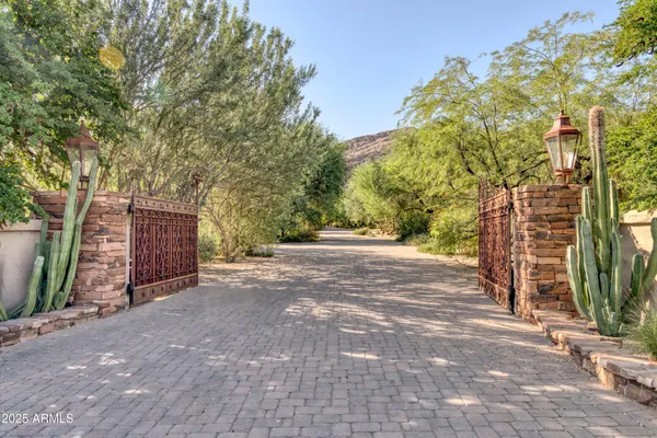 $22,500,000 | 5747 East Mockingbird Lane, Paradise Valley, AZ 85253