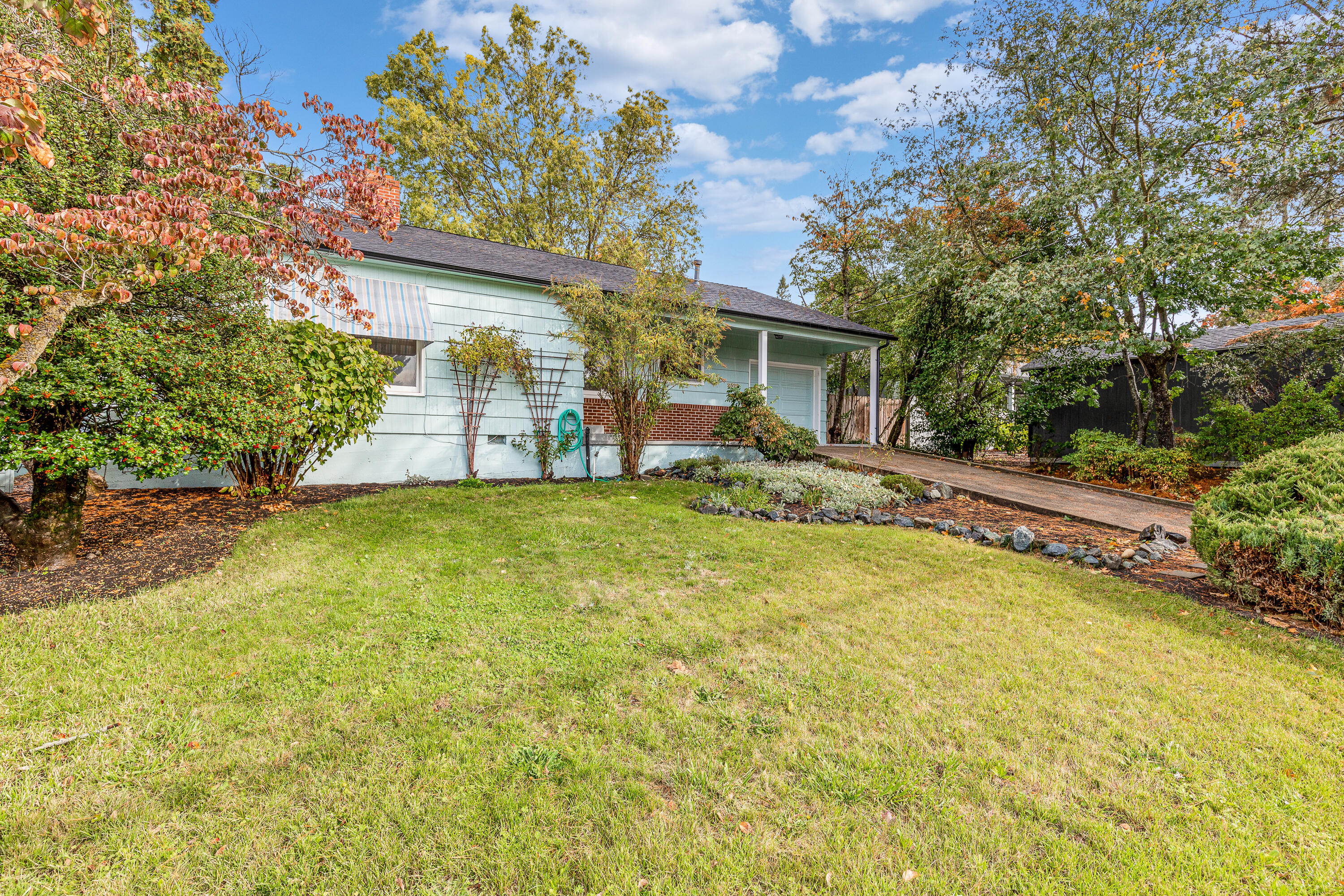 2529 Hillcrest Road Medford, OR 97504 - Photo 1 of 28 2529 Hillcrest Road Medford OR 97504