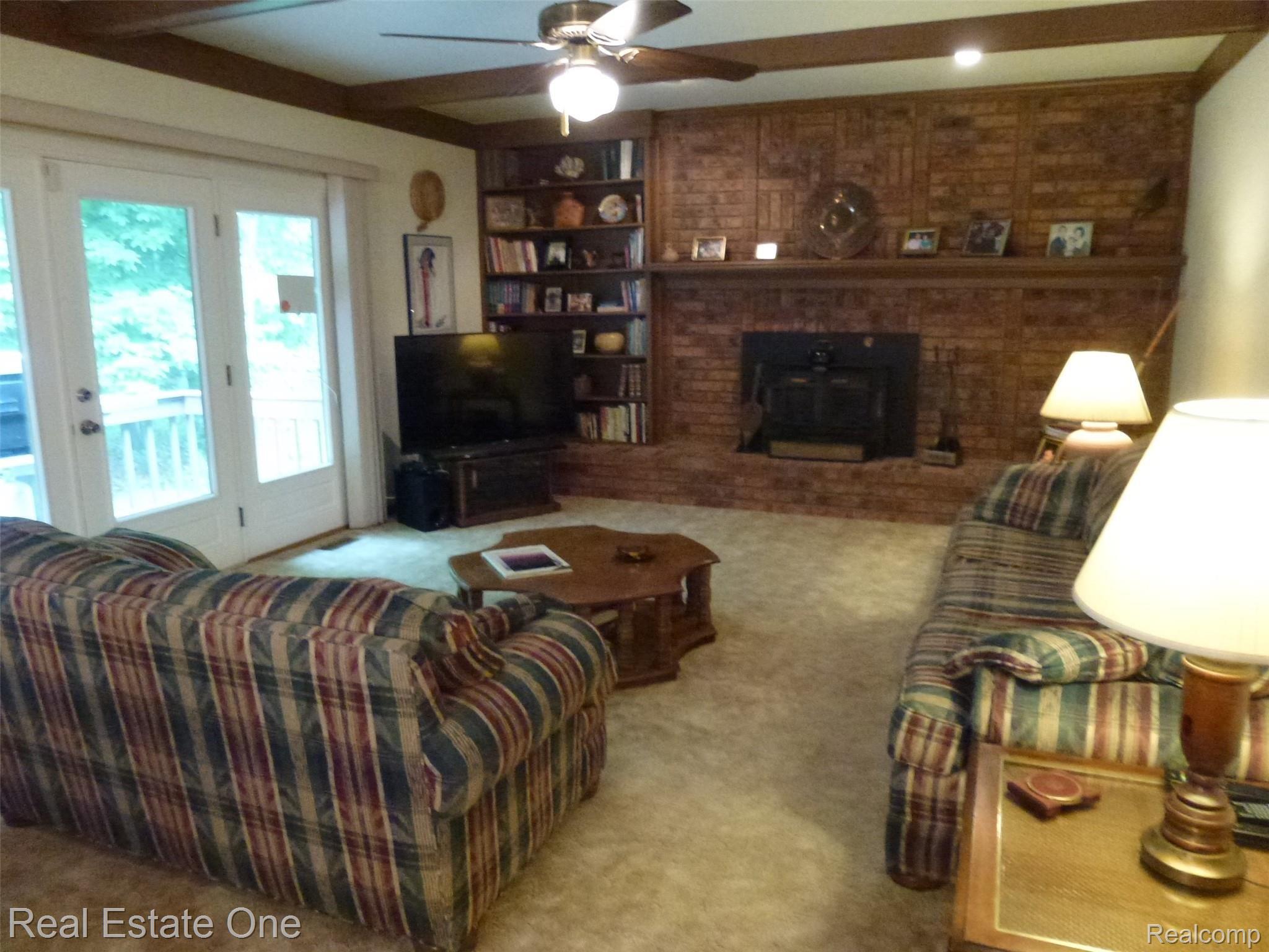 634 Shellbourne Drive Rochester, MI 48309 - Photo 20 of 52 P1070103.JPG Enjoy the Comfortable Family Room