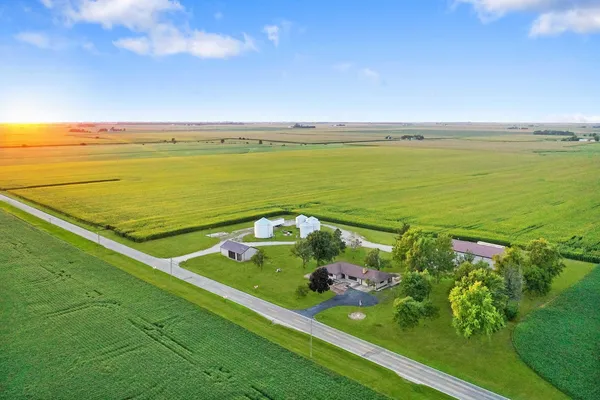 $450,000 | 947 North 2nd Road, Dana, IL 61321