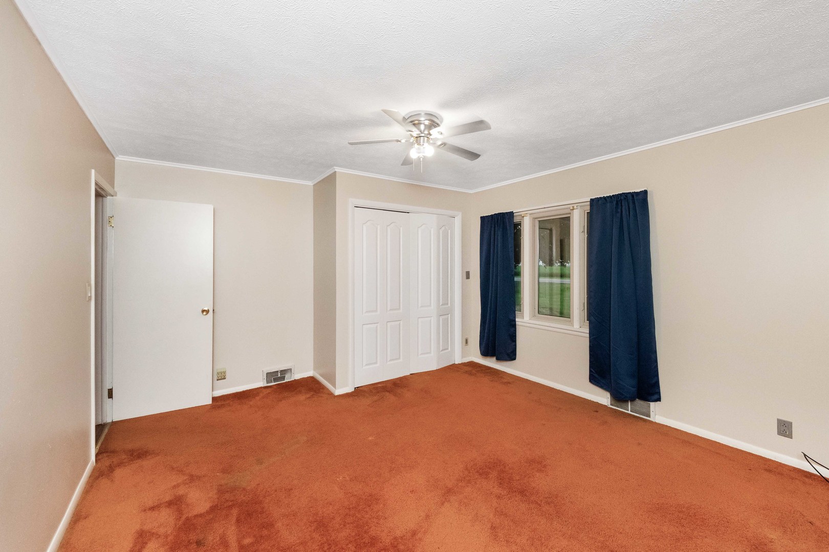 947 North 2nd Road Dana, IL 61321 - Photo 17 of 35 a big room with closet and a ceiling fan