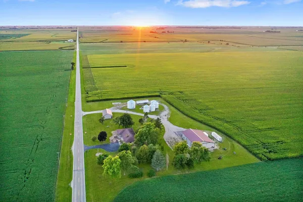 $450,000 | 947 North 2nd Road, Dana, IL 61321