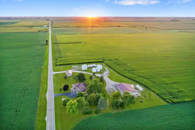 $485,000 | 947 North 2nd Road, Dana, IL 61321