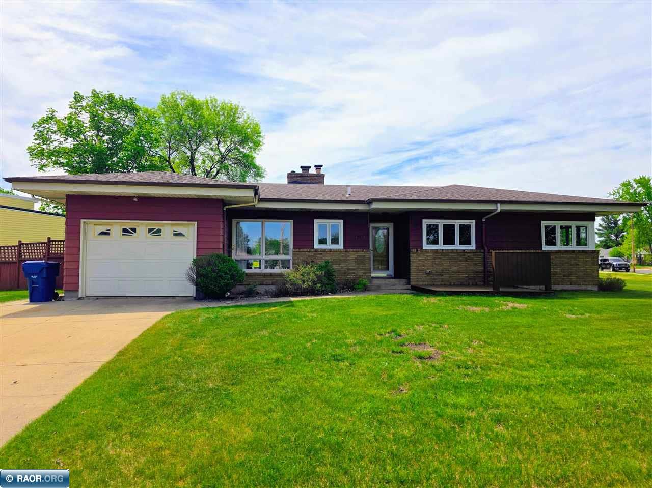 302 North Inner Drive Hibbing, MN 55746 - Photo 1 of 35
