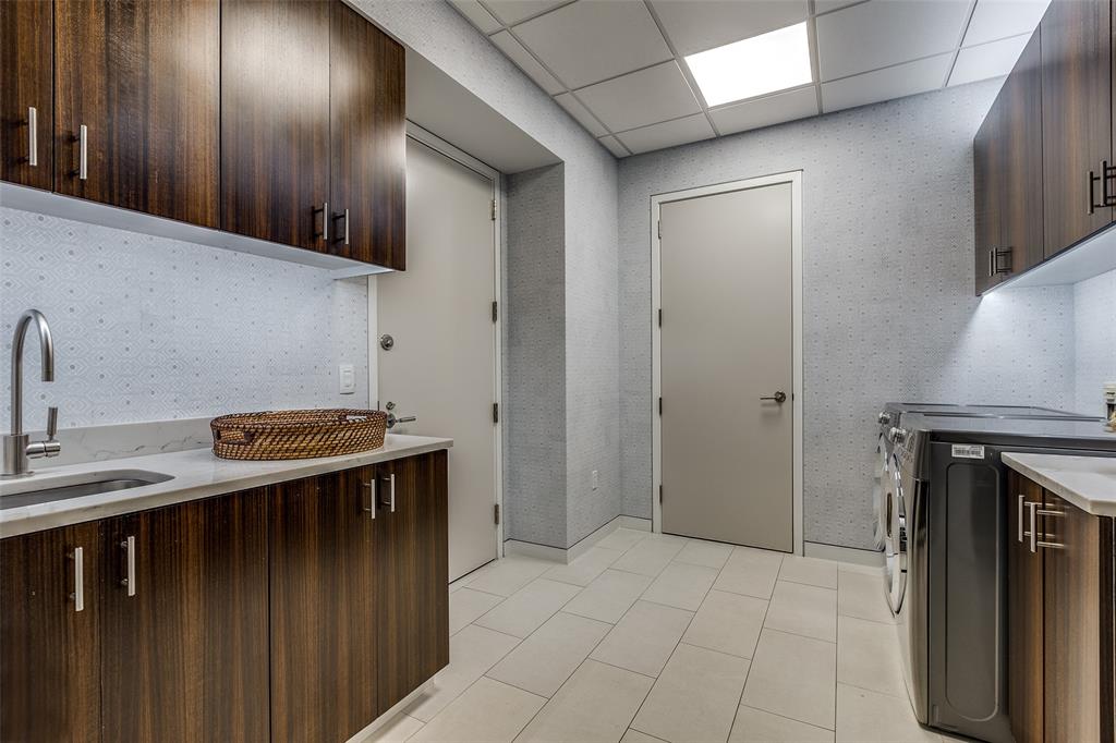 1918 Olive Street, Unit 2002 Dallas, TX 75201 - Photo 24 of 29 a kitchen that has a sink and a stove