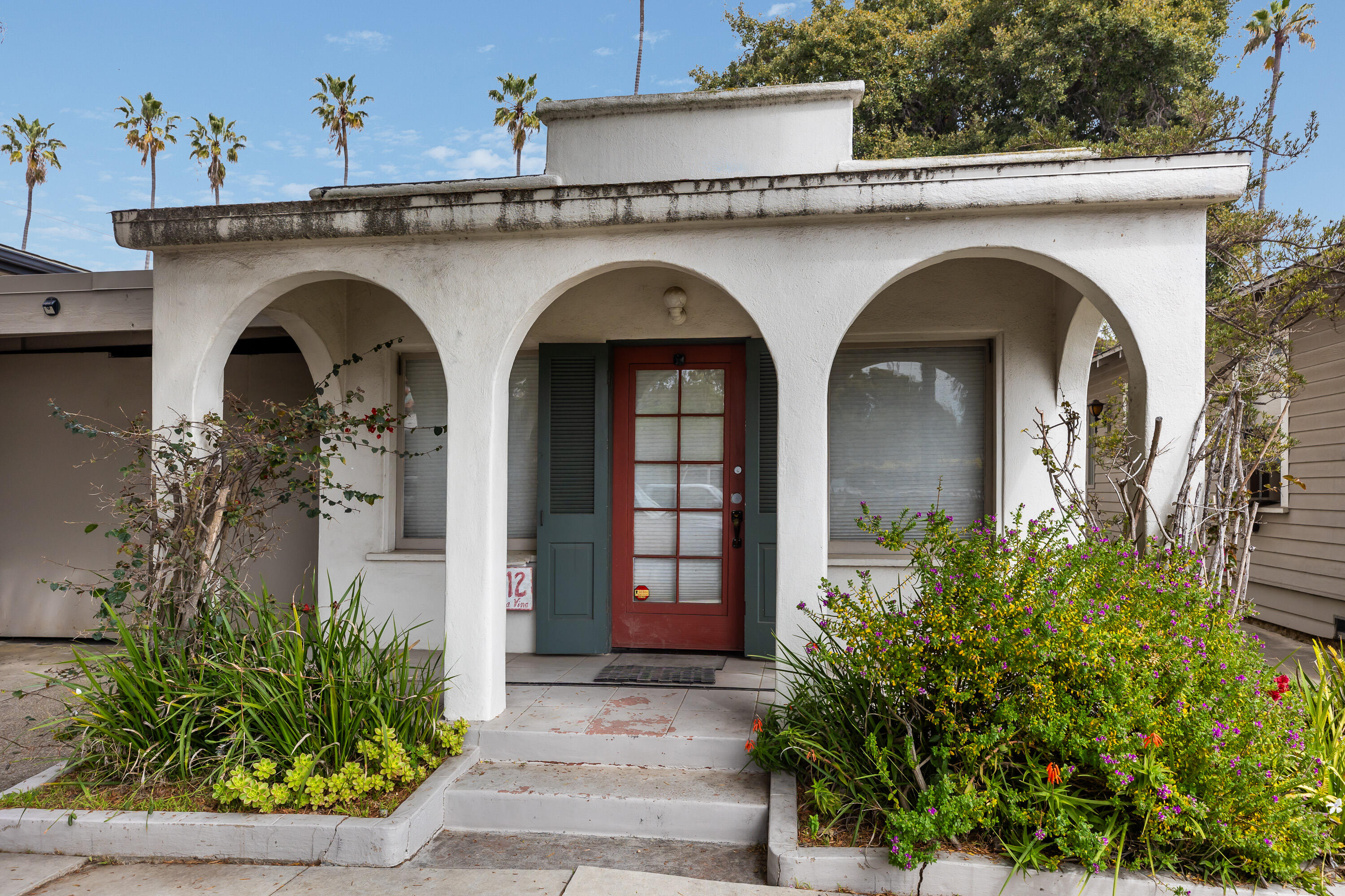509 Brinkerhoff Avenue Santa Barbara, CA 93101 - Photo 7 of 10 a view of building with potted plants