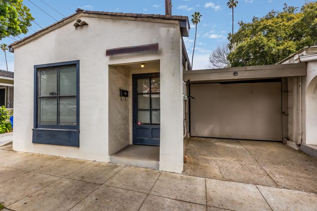 a view of backyard of the house