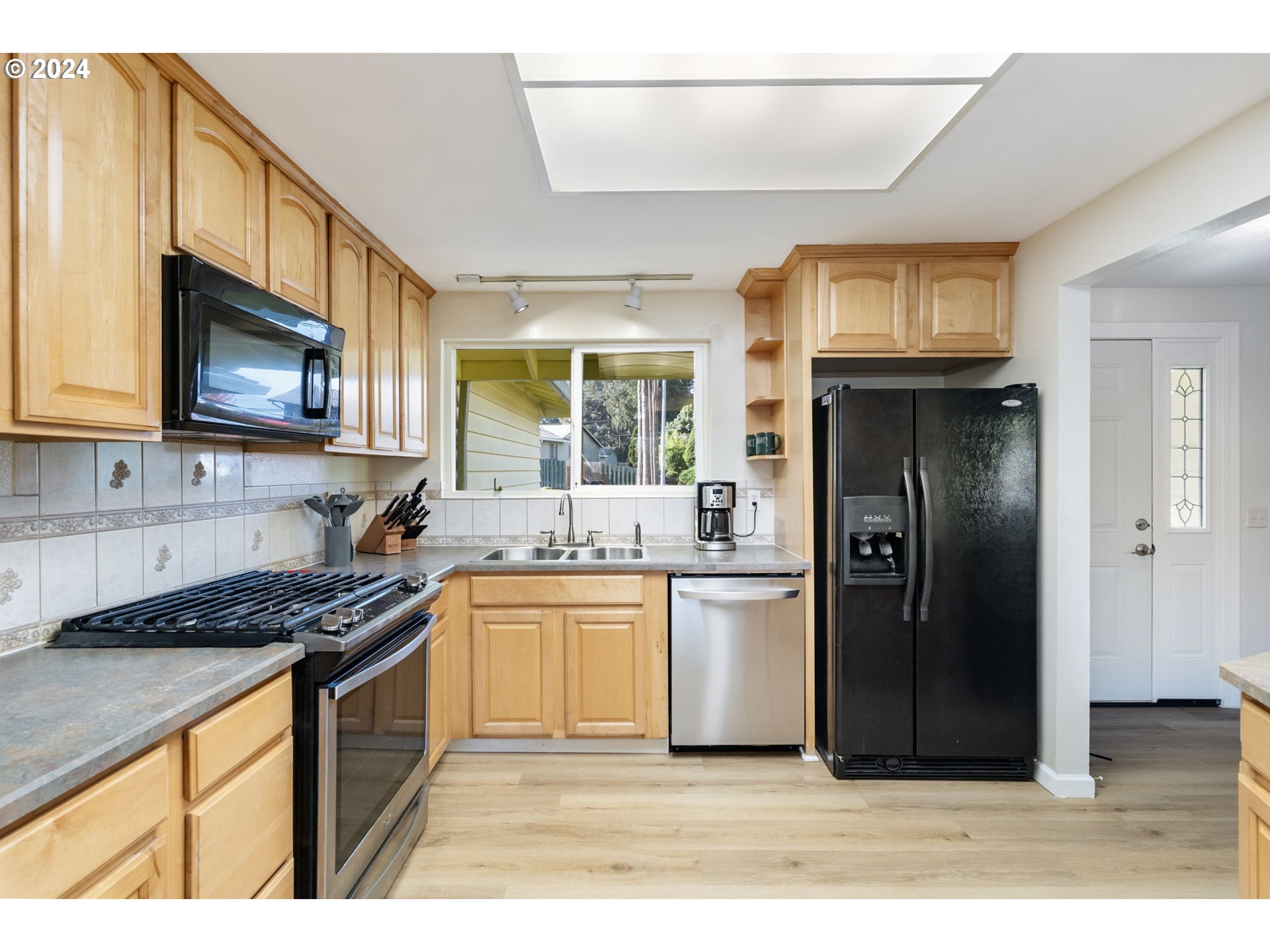 20858 Southwest Rosa Drive Beaverton, OR 97078 - Photo 12 of 35 Gallery Image 12