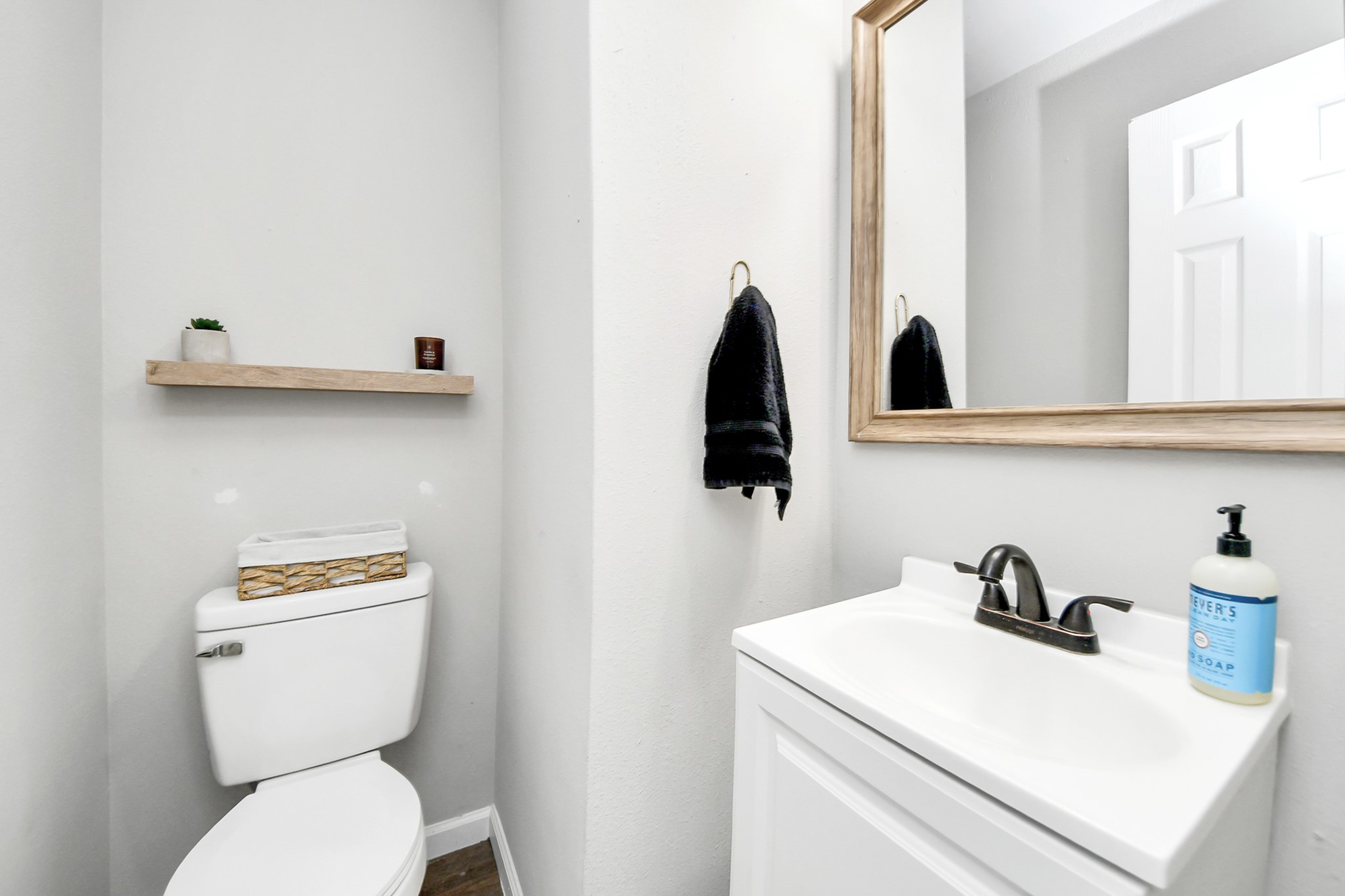 16118 Bunker Ridge Road Houston, TX 77053 - Photo 18 of 41 Half bath