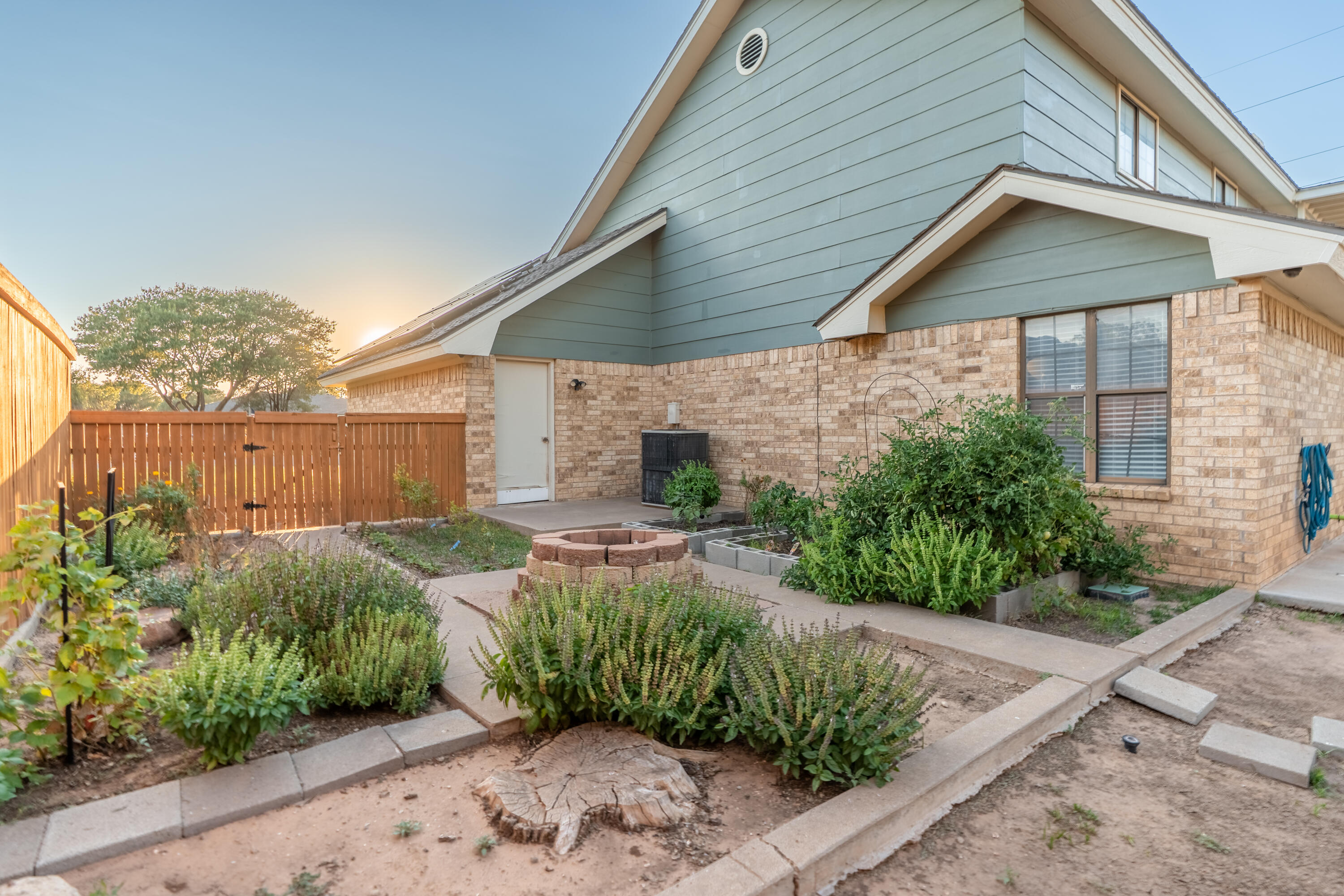 512 North Grover Avenue Lubbock, TX 79416 - Photo 3 of 34 a backyard of a house with lots of green space