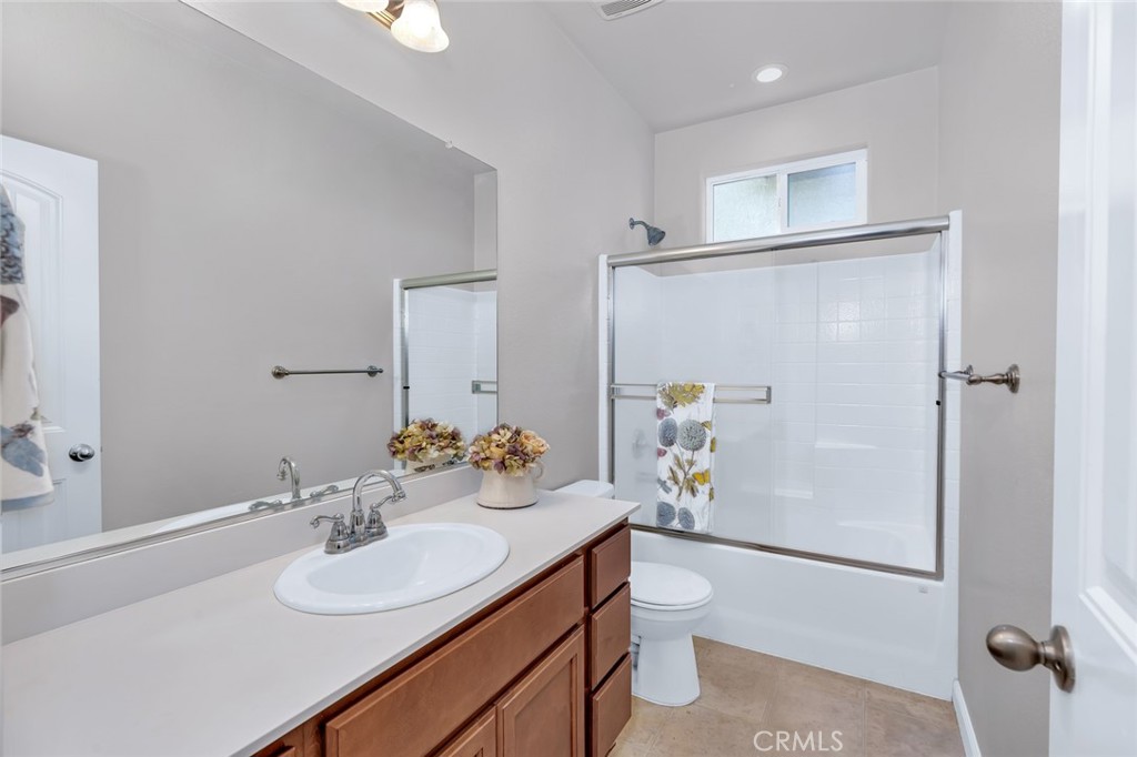 1476 Dynes Street Merced, CA 95348 - Photo 30 of 39 hall bath