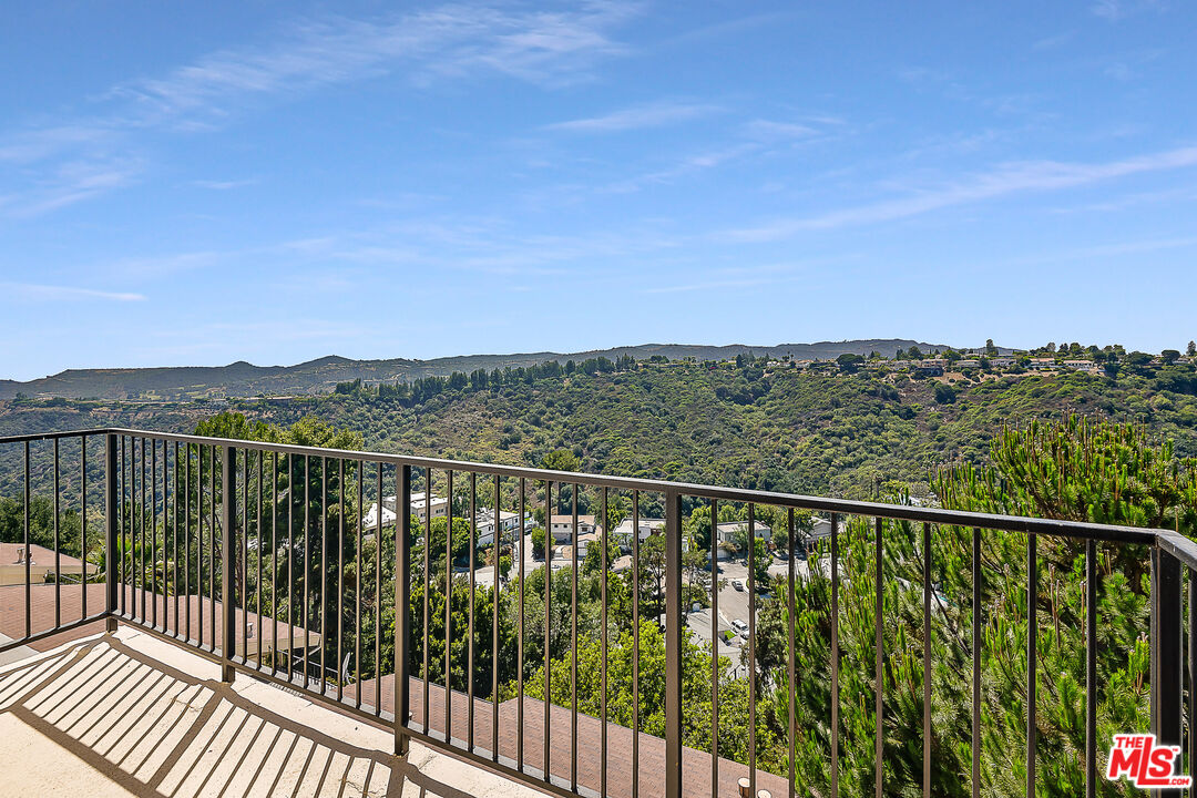 2385 Roscomare Road Los Angeles, CA 90077 - Photo 31 of 38 a balcony with an outdoor space