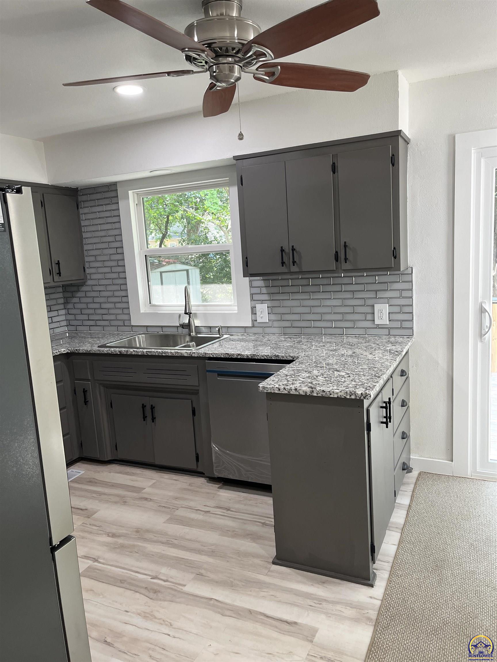 1503 Southwest MacVicar Avenue Topeka, KS 66604 - Photo 9 of 33