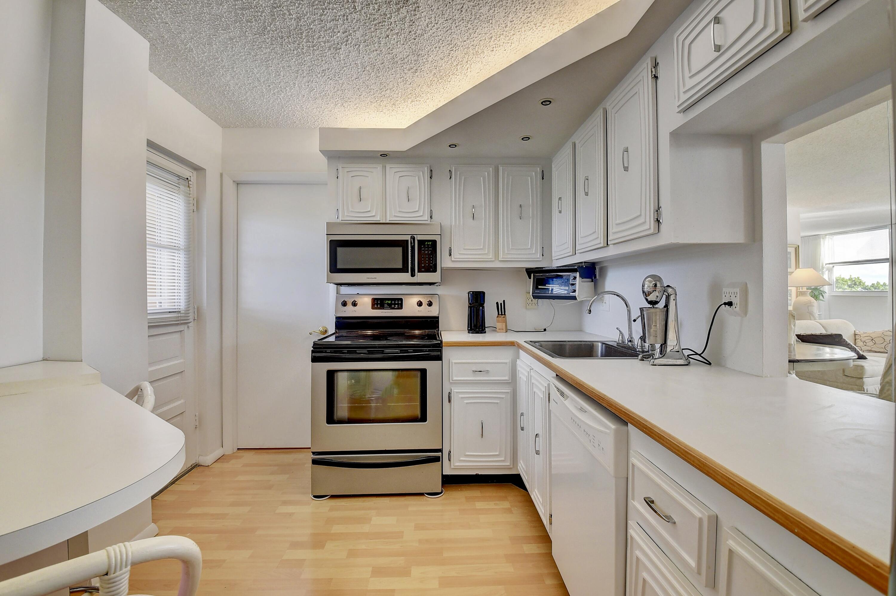 6461 Northwest 2nd Avenue, Unit 511 Boca Raton, FL 33487 - Photo 8 of 36 Kitchen