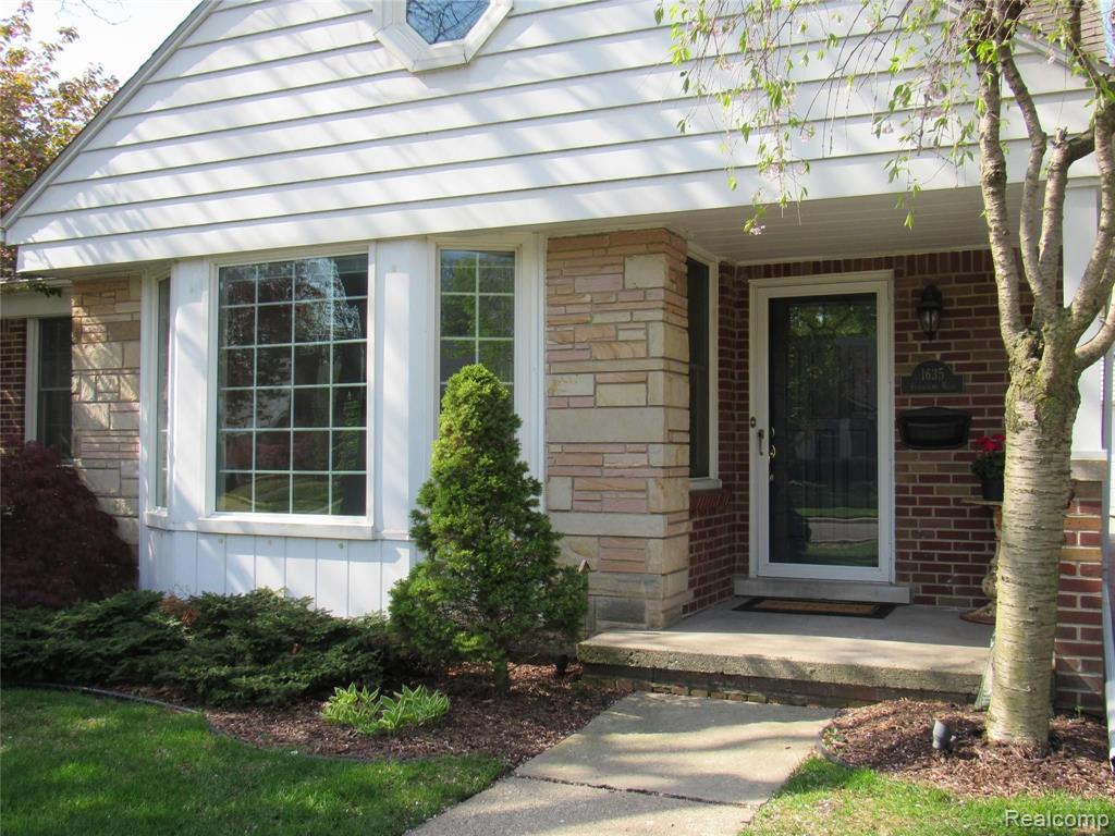 1635 Fairholme Road Grosse Pointe Woods, MI 48236 - Photo 4 of 42