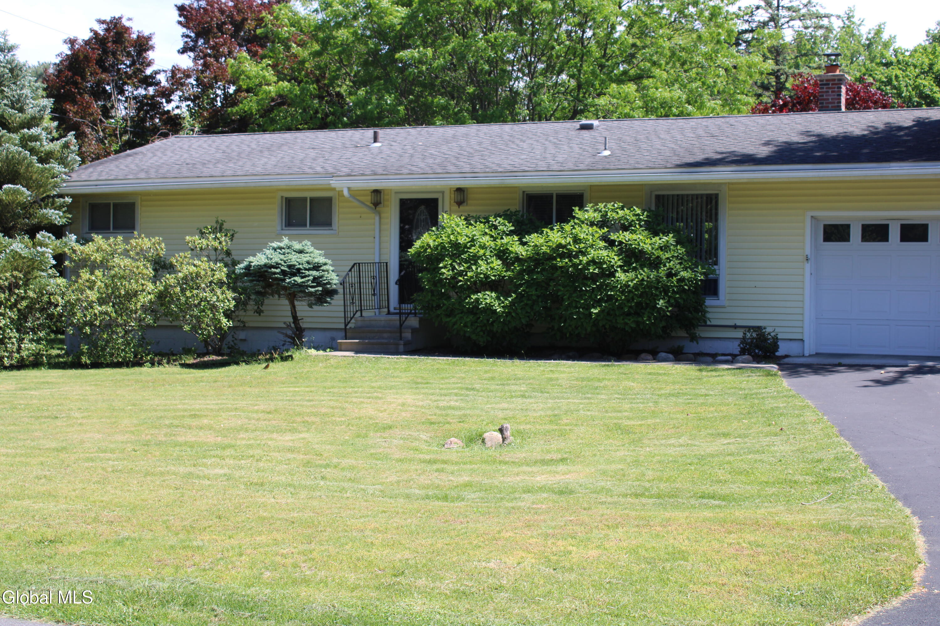 535 Dawson Road Bethlehem, NY 12054 - Photo 1 of 33 IMG_1138